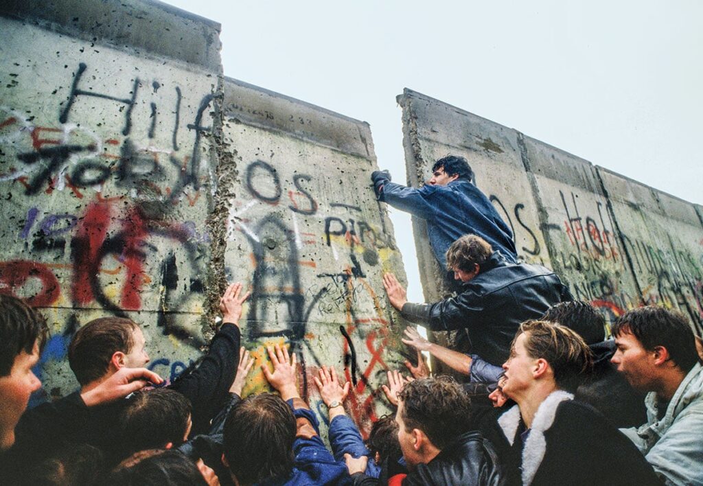 1989 Berlin Wall falling